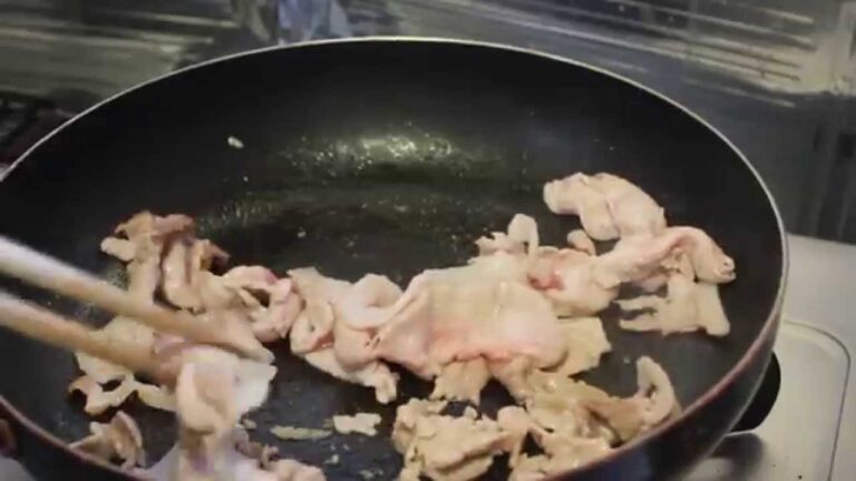 豚肉を広げてカリカリに焼く