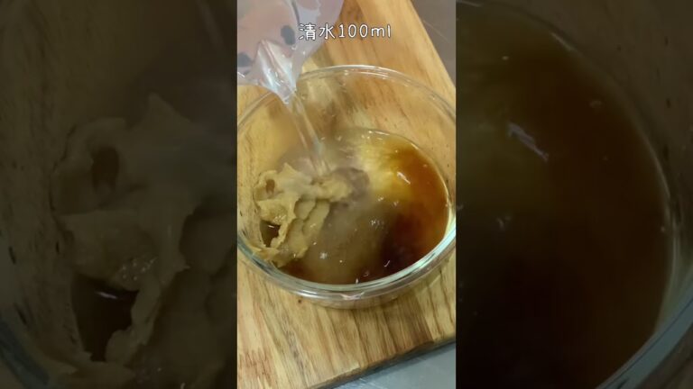 ［牡蠣味噌鍋]懶人料理10分鐘輕鬆上桌，彈牙肥美的牡蠣搭上濃醇鹹香的味噌簡直絕配呀！