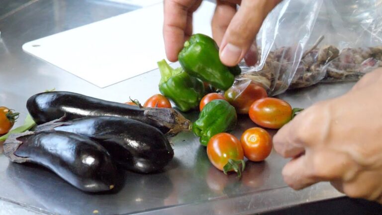 ご近所からいただいた夏野菜で作るスパイスカレー、ナス、トマト、ピーマン、にんにく、肉なしあっさり味の簡単レシピ