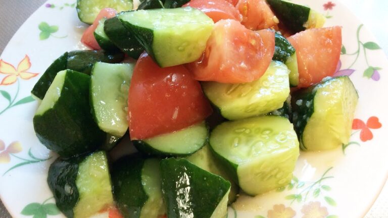 袋で作る。きゅうりとトマトのガーリックサラダ