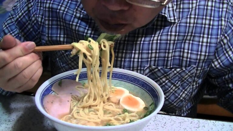［一人deごはん］ハムハムハムトッピング！日清「ラ王」豚骨醤油2袋を食す〜！