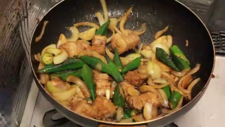 オクラと豚肉とタマネギを炒める