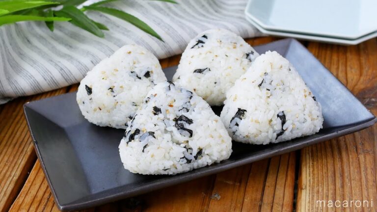 【韓国海苔おにぎり】ごま油香る！食欲そそる♪韓国海苔と鶏ガラスープの素で｜macaroni（マカロニ）