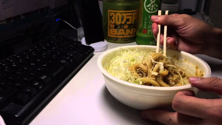 飯動画　レンジでOK!　和風だし香るカレーうどん