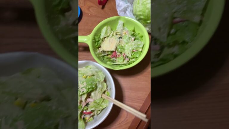 この前の100円レタス使ってシーチキンサラダ作ったけどレタス減らない😱何回分有るんだろ🤔