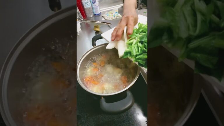 ９３歳おばあちゃん 今朝の味噌汁は、ほうれん草、玉葱、ジャガイモ🥔です🥬🌰‼️