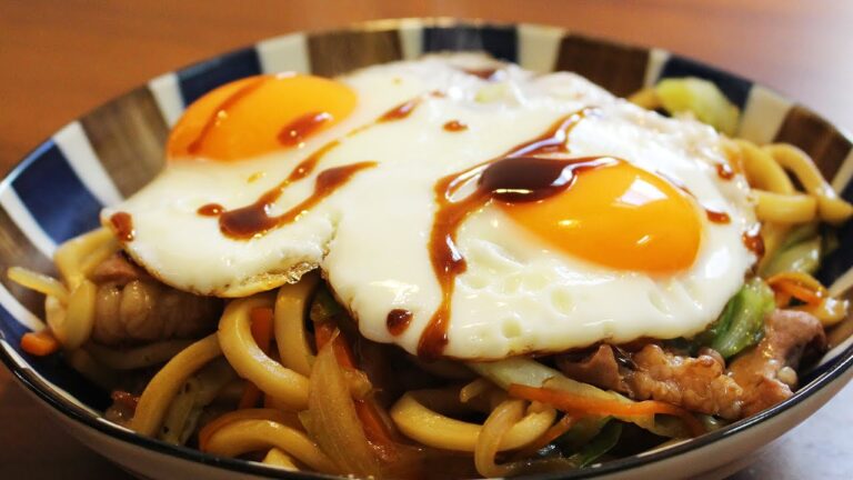 【ホルモンうどん】目玉焼き乗せる派