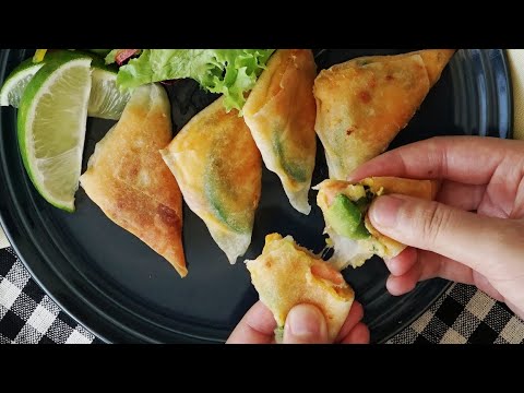 おもちとアボカドとサーモンのサンカク春巻き🥑