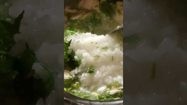土鍋で七草粥を作りました。｜おかゆを炊いて蒸らす時に刻んだ生の七草を入れる方法。その方が繊細な苦味と香りを楽しめるので好み。