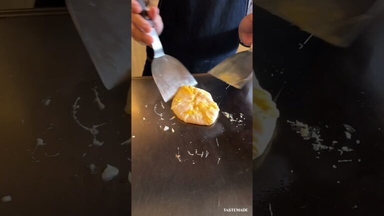 【職人技】20秒でできあがる鉄板オムライス！凄腕シェフの卵くるりんぱスキルは習得に7ヶ月かかったらしい👀【大阪・梅田】#shorts #オムライス