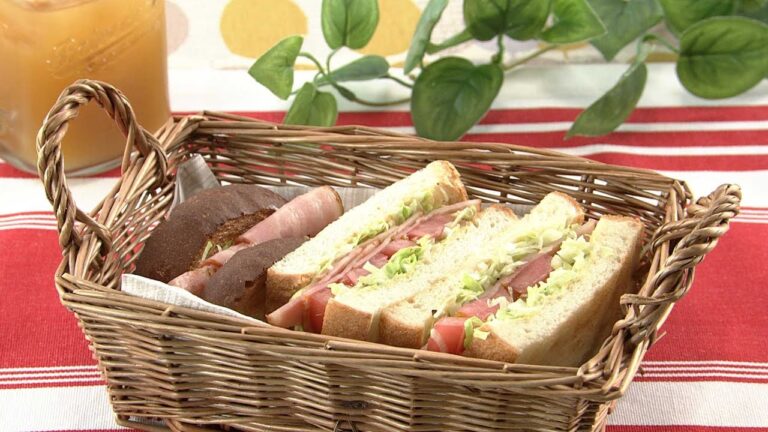 【DAIGOも台所】ボリューム感が嬉しい♪野菜たっぷりBLTサンド｜パンを使ったおしゃれ弁当！