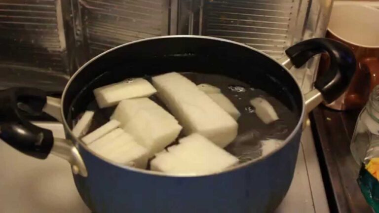 大根の味噌汁作り