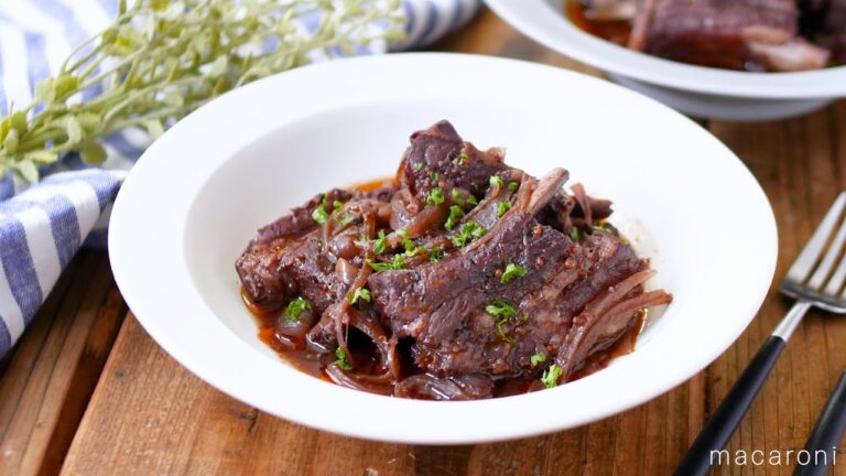 【スペアリブの赤ワイン煮】炊飯器でほろほろに仕上がる！クリスマスディナーにもぴったり♪｜macaroni（マカロニ）