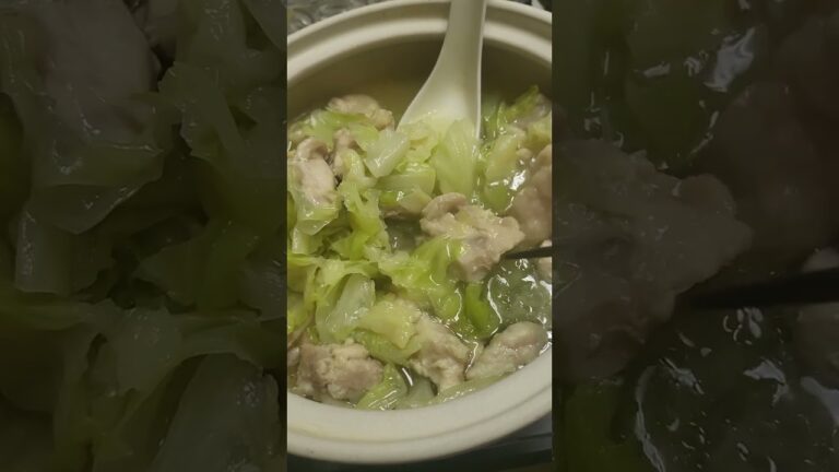 鶏肉とキャベツを日本酒で煮て鶏ガラスープの素を入れたよ🍺😛