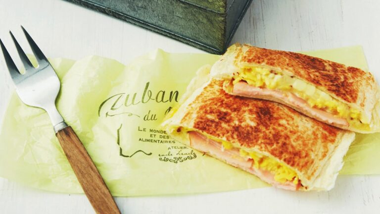 ハムとスクランブルエッグのホットサンド