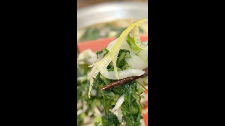 【演出料理】カブの漬物　カブを調理した余った皮と葉でつくれます。