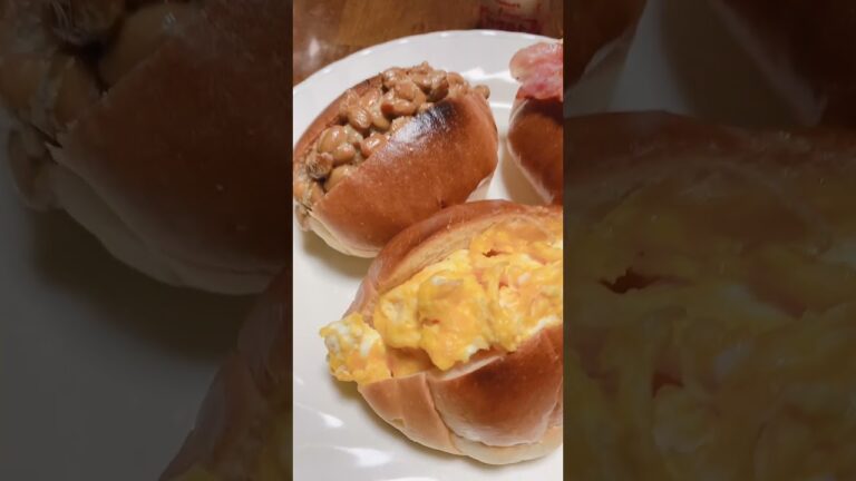 今日の朝ごはんはロールパンに卵とかベーコンを挟んだやつです。美味しそうっ♪ #shorts