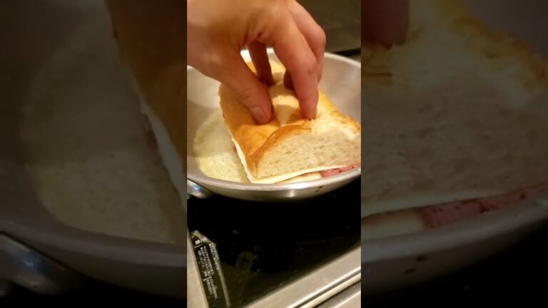 コンビーフのバターホットサンド。