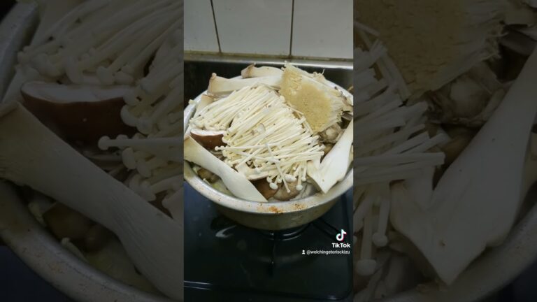 キムチ鍋作りました夕飯です鱈にチキン白菜キノコの鍋の出来上がり