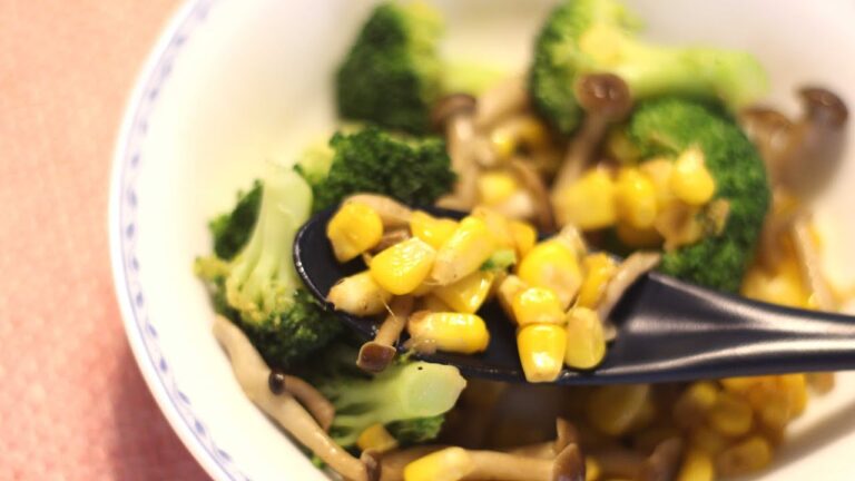 コーンとしめじとブロッコリのバター炒め Sauteed corn and mushroom with butter