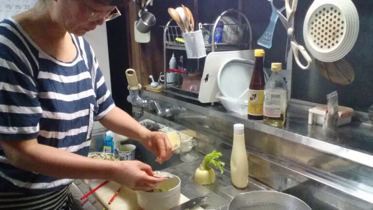 きゅうり一本で簡単呑むおかず②   1、+ちくわ  2、+豆腐とめかぶ    今晩９時～ドイツと。。。