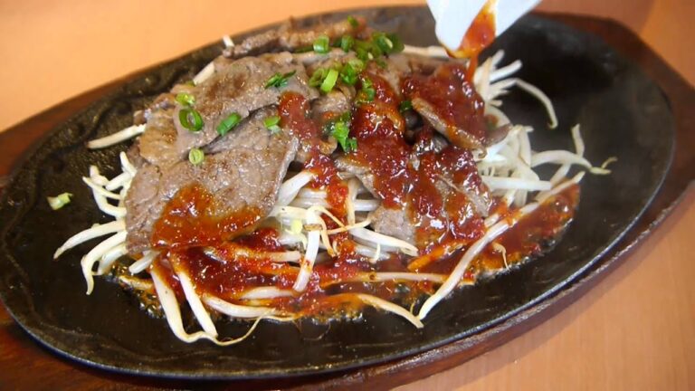 デニーズ「うま辛焼肉」に熟成唐辛子のうま辛ソースをかけてみた