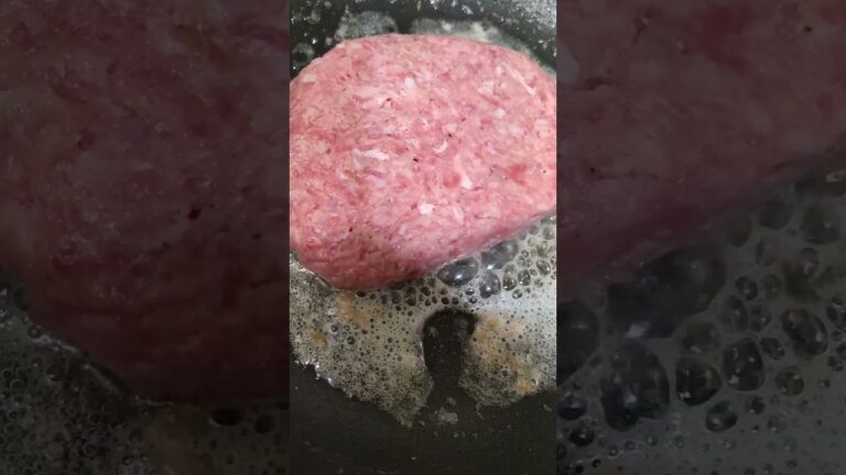 バター酒蒸しハンバーグをフライパンでこねて焼くだけの動画⁡⁡⁡