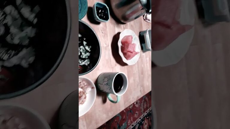 晩御飯🌃🍴は、しらす丼とほうれん草のお浸しと黒豆とスイカ🍉ですね。とても美味しそうですね。