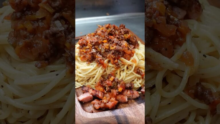 カルボナーラにミートソースをかけて食べる