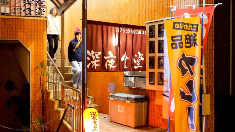 深夜に灯る駅前人情食堂。お腹も心も満たされる深夜食堂カレーメシが絶品すぎた