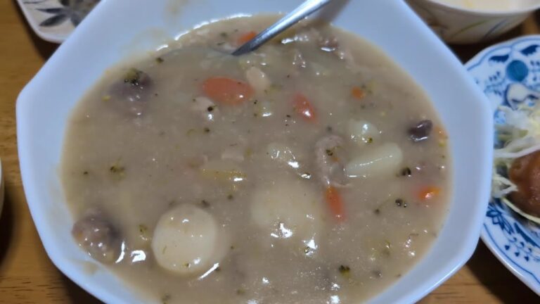 とある正月三日の実家での晩飯：ホタテ入りクリームシチュー、ホタテ焼、キャベツ、ほうれん草、山芋千切り、鮭焼、大根おろし、ぬか漬け：東京都杉並区和田二丁目　PXL_20250103_094809881