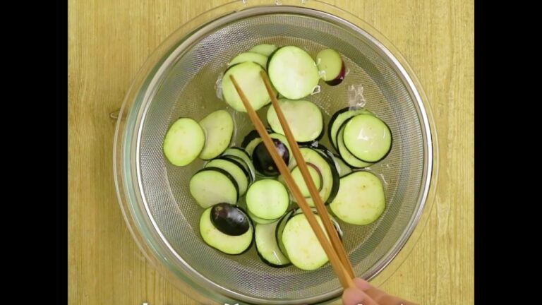あつあつの肉味噌をのせて 生なすのピリ辛肉味噌のせ ｜ moguna[モグナ]