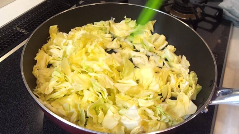 パッと簡単おかず！ キャベツのごま味噌炒め