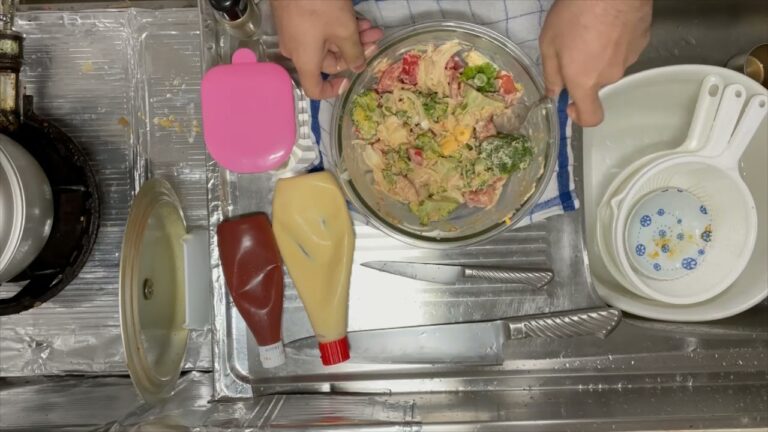 ブロッコリーをまるごと１個使い切るサラダと、トマトジュースで作る野菜スープ。