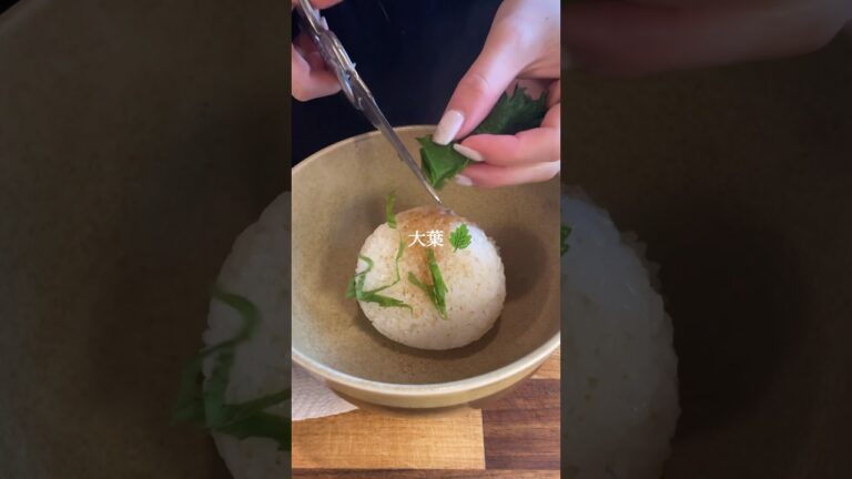 同棲中の彼の朝ごはん【 おにぎり×梅しそ 】