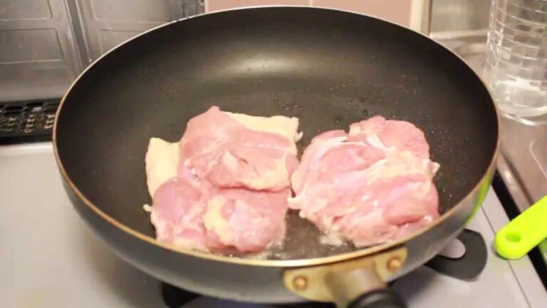 鶏もも肉を焼いている様子（鶏もも肉のステーキ）