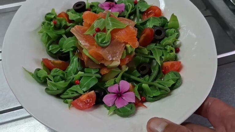 自家製スモークサーモンとアボカドのタルタルに宮古ぜんまいを添えて。クリスマスイブの最高のおもてなし料理作りました。