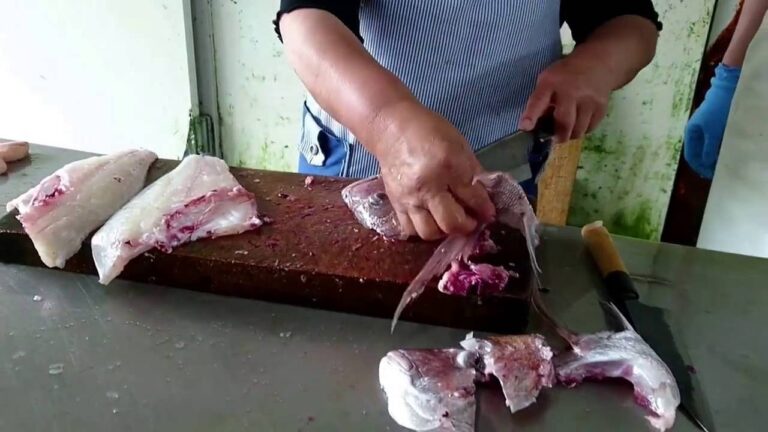 タイのアラを使って今晩のおかずはスープでどうでしょうそこに瀬戸内海産の魚醤も入れて美味しいですよ