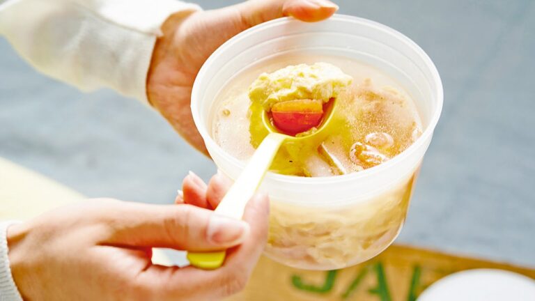 プチトマトと卵のコンソメスープ