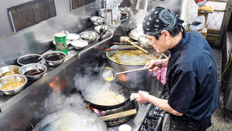 常連殺到ガツ盛り町中華！７５歳鉄人店主の鮮やかな熟練鍋さばき丨Egg Fried Rice - Wok Skills in Japan