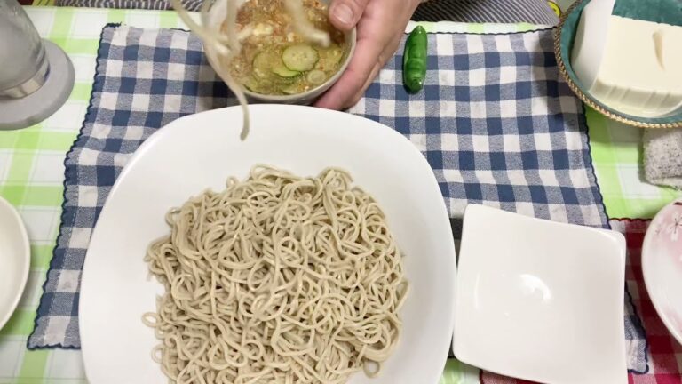 【ピリ辛冷汁つけ蕎麦】ラー油のピリ辛がたまらない、お家蕎麦