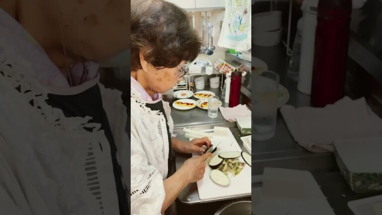 ９３歳おばあちゃん 今朝の味噌汁　茄子豆腐茗荷