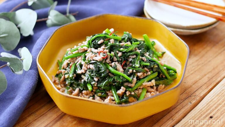 【ほうれん草とひき肉のオイスター炒め】たっぷりひと束使い切り！食材は豚ひき肉とほうれん草だけ♪オイスターソースで味付け簡単｜macaroni（マカロニ）