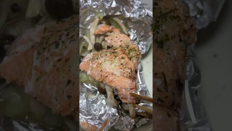 サーモンホイル焼き作ったよ　ガーリック　しめじ　オリーブオイル　ハーブソルト　玉ねぎ　そしてできたらだし醤油をたらしていただきます　salmon grilled