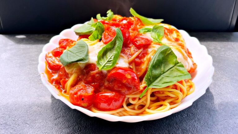 【レンジで茹でて和えるだけ】フレッシュトマトとモッツァレラチーズのトマトソースパスタ！料理苦手な一人暮らしにオススメの簡単レシピ！