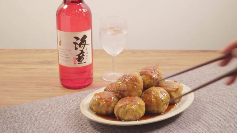 海童祝の赤にぴったりおつまみレシピ【彩り鮮やか とろーり肉巻きおにぎり】