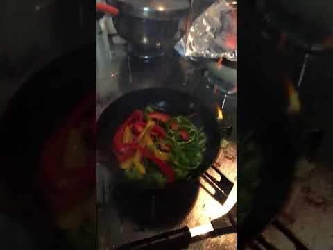 パプリカとピーマンの炎の炒め物🧡Stir-fried paprika and peppers🔥