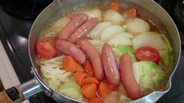 寒い秋の日は野菜たっぷりソーセージとトマトのポトフ🎵