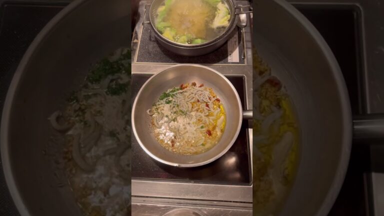 レシピはコメント欄にて【釜揚げシラスと春キャベツのペペロンチーノ】 #パスタ #ペペロンチーノ #男飯  #shorts #pasta