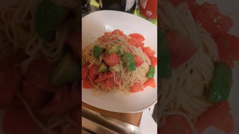 フレッシュなトマトとアボカドの冷製スパゲッティー